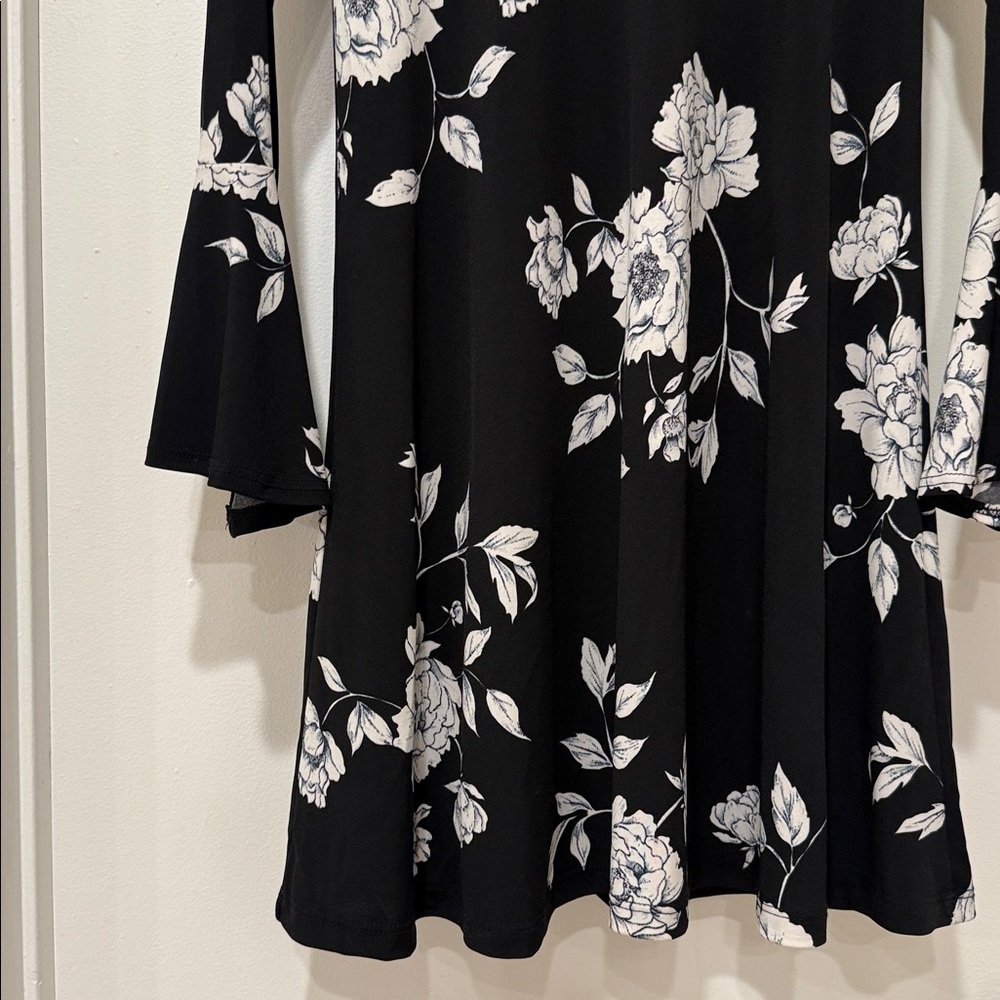 Karen Kane Black Dress with White Floral Design Sz XS - Picture 6 of 8